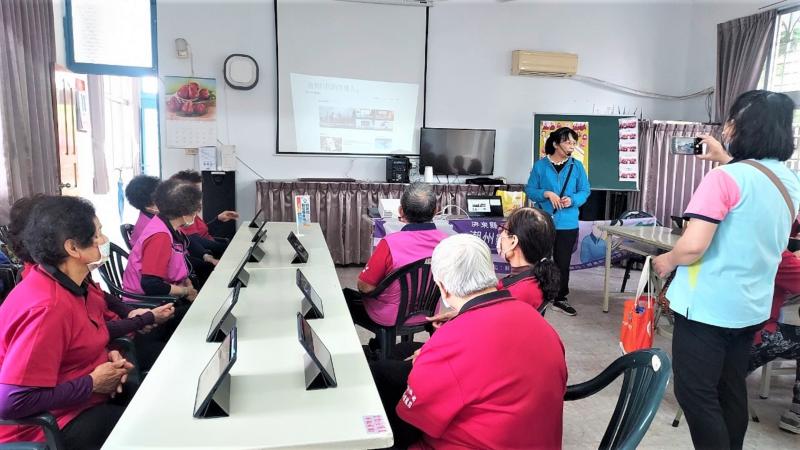 珊永老師教導彭城社區長輩《趨勢科技防詐達人》包含各種詐騙行為、新聞與犯罪模型，並與警政署165防詐騙專線合作，同時串連數個政府公開資料包含衛福部、疾管署、食藥署、外交部以及具公信力的民間機構如消費者文教基金會，及多個事實查核單位的平台資訊，