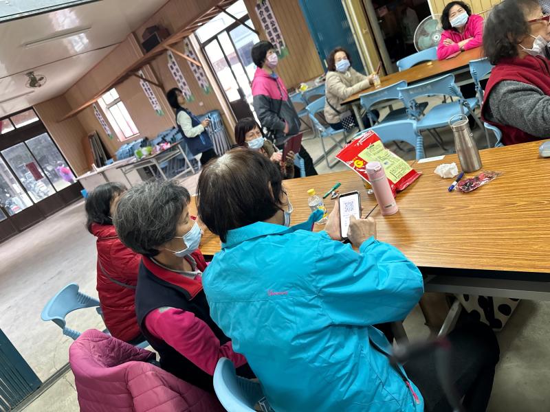 學員們互相指導操作