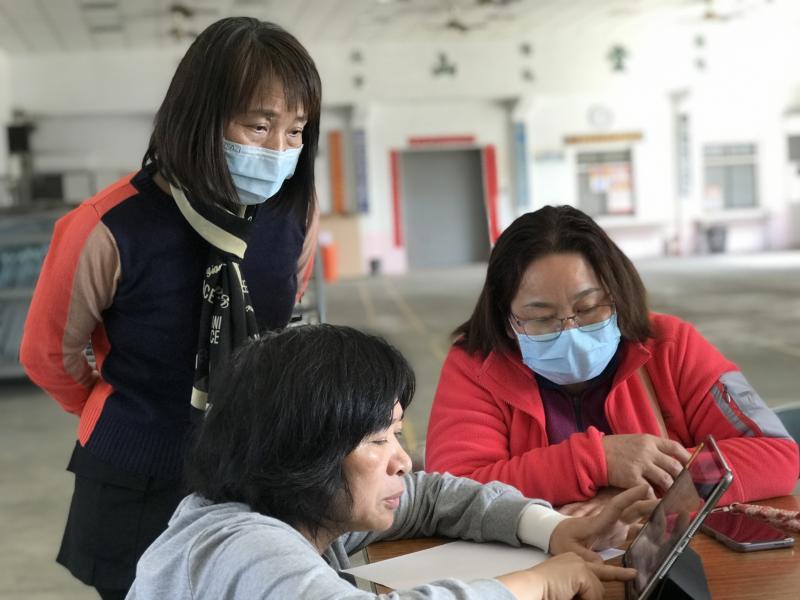 學員共同研究學習