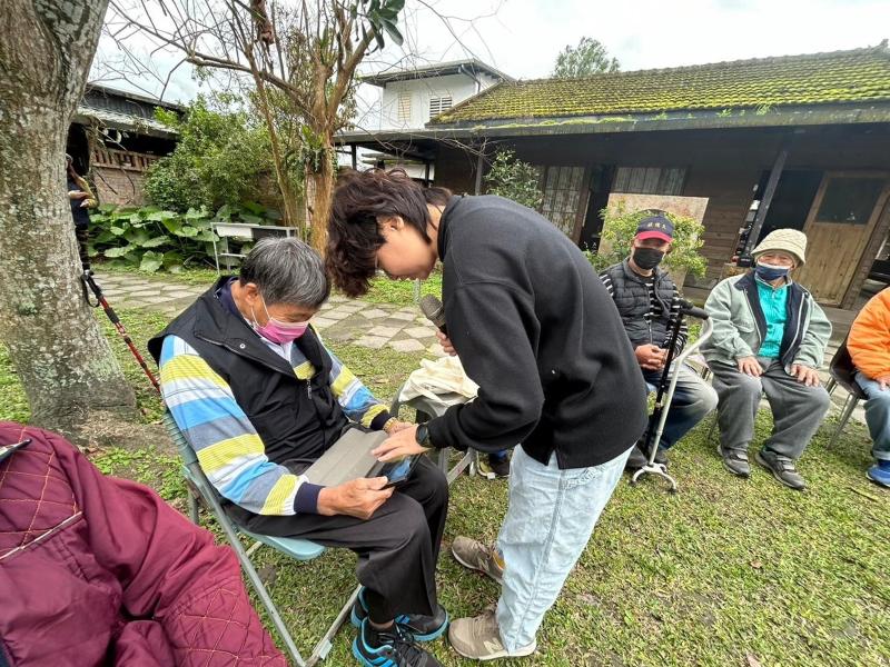 部分長輩有自己的手機，在課堂上除了學習新的知識外，  手機上有任何問題，都可以隨時發問。