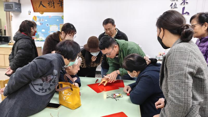 老師細心指導，學員認真聽課，完成自己獨一無二的數位作品