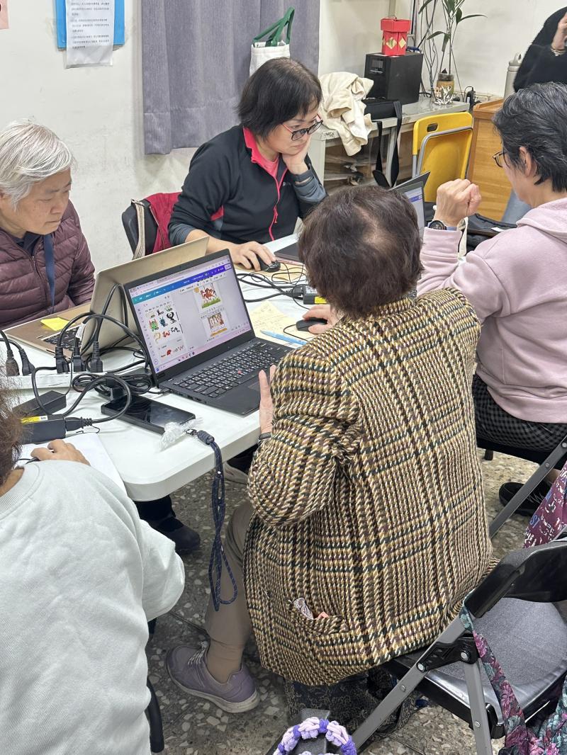 83歲學員認真學習操作電腦