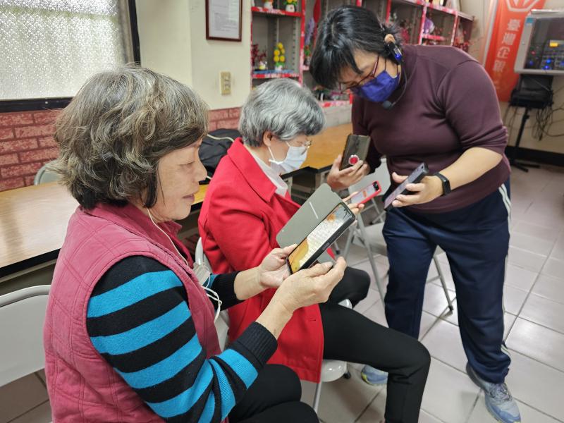 講師介紹 WaCare APP，協助學員安裝下載。