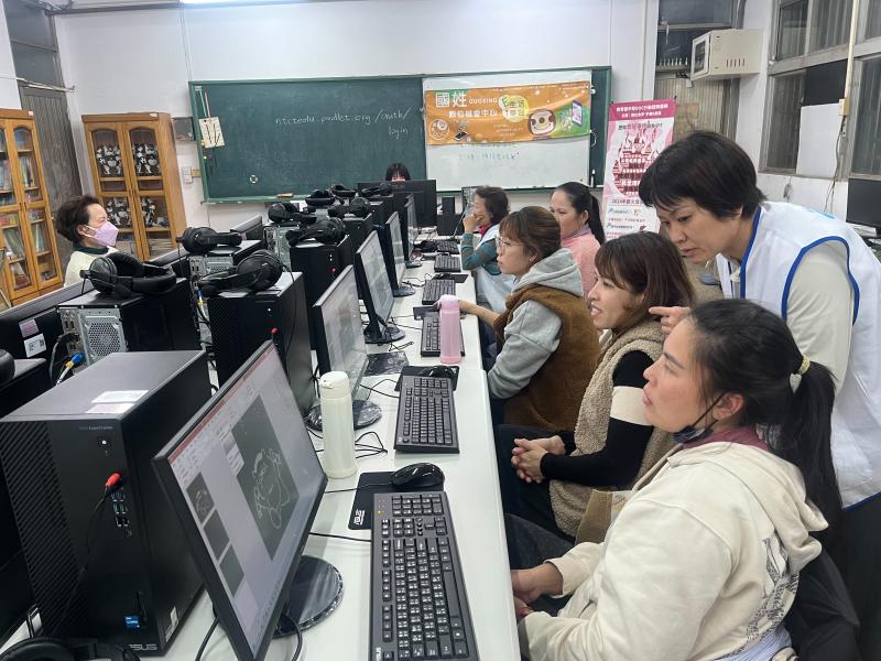 老師以親切的教學方式進行講解，學員們專注於圖案細節，力求完美。執行秘書也將全程陪同指導.