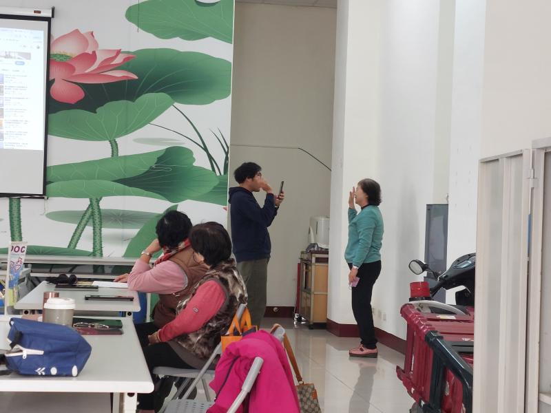 學員配合演出製作換臉影片了解科技詐騙的真實性