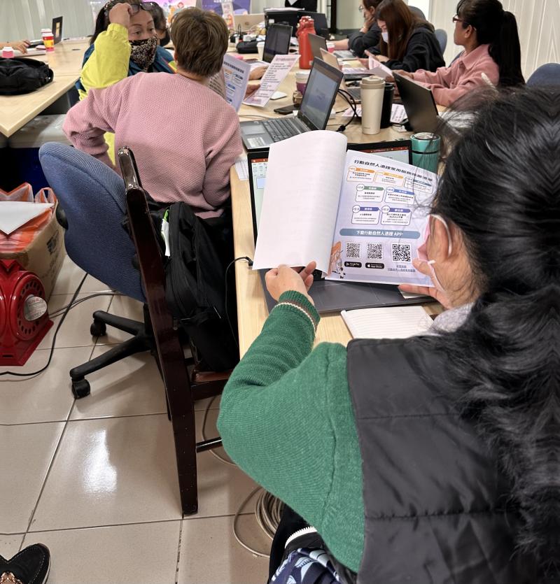 學員搭配講師資料實際操作