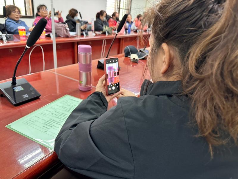 學員在台下實際操作練習