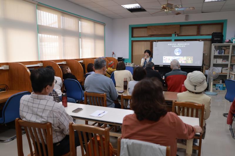 講師與學員分享色彩能量及對人體功效