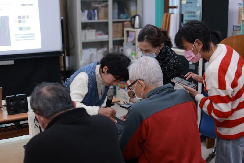 講師教導透過學學台灣文化色彩網站操作配色練習