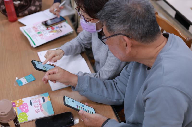 學員們彼此熱絡討論配色過程