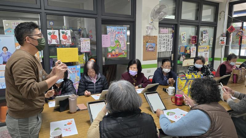 各位姊姊們~看我這裡~我要教你們使用觸控筆畫畫唷