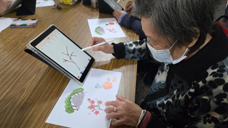 觸控筆真好用，一筆一畫跟著圖稿畫