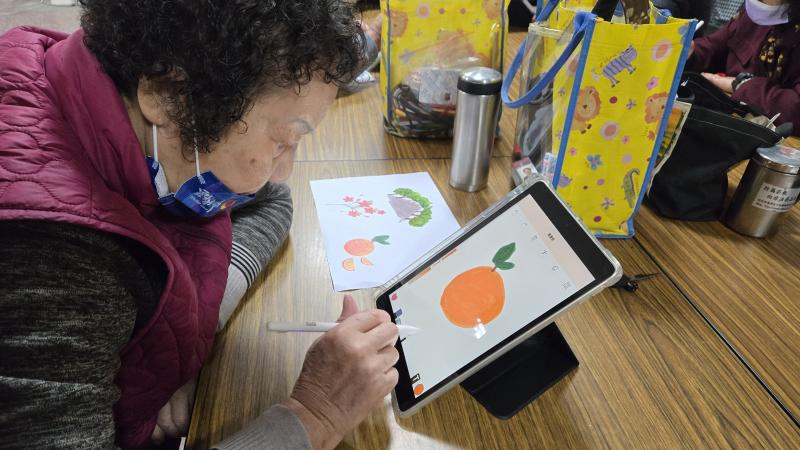 畫一顆橘色的圓圈圈把它塗滿，加上一點綠色的橢圓形，在橢圓形裡畫上細細的線，一顆茂谷柑就畫好囉