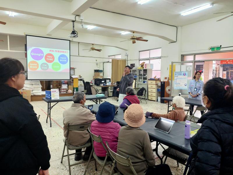 老師為長輩們細心講解常用網頁