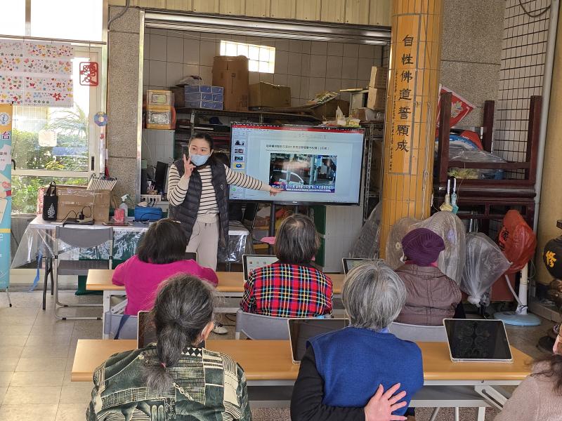 老師透過影片讓學員更了解詐騙手法。