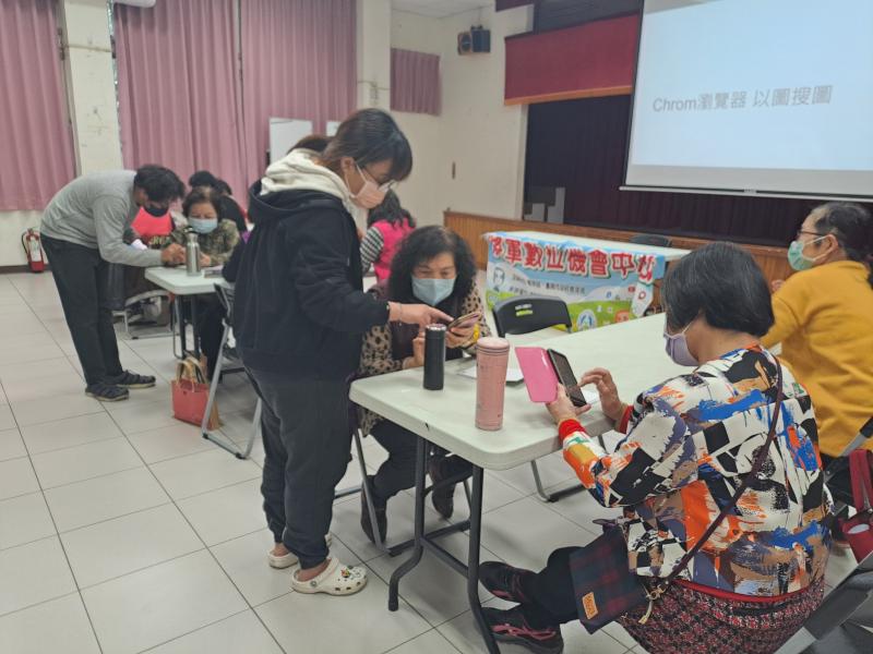 輔導員芳諭課堂上協助老師幫忙學員問題。