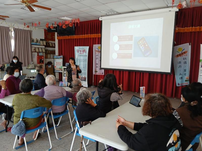 劉惠菁講師,說明手機WIFI設定流程