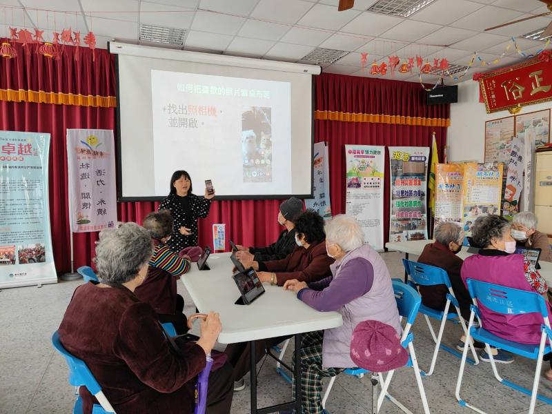 劉惠菁講師,說明手機桌布如何變更