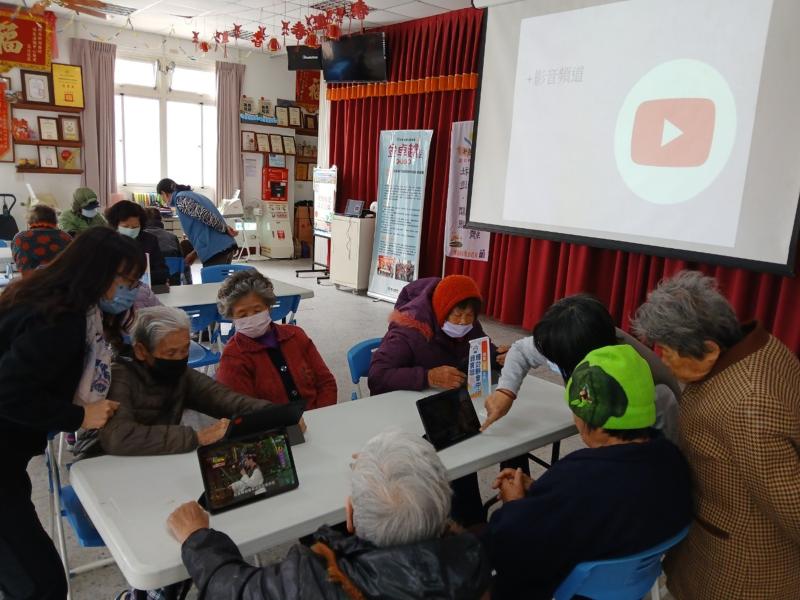 劉惠菁講師,說明手機應用APP