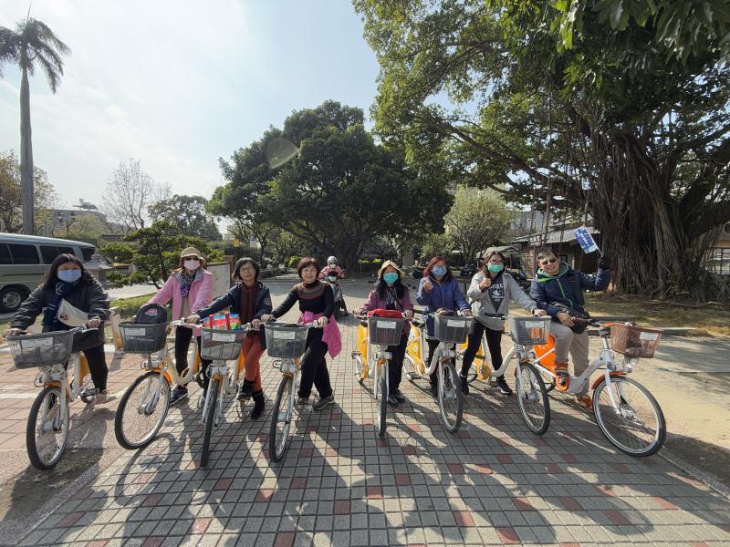 帶領學員實際騎乘 yobike