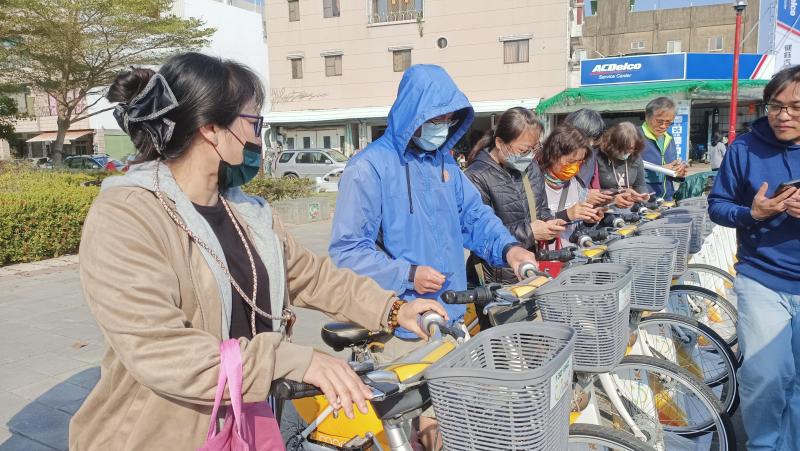 在戶外實作時，學員依序嘗試借車、臨時停車（鎖車與解鎖）、還車等操作。