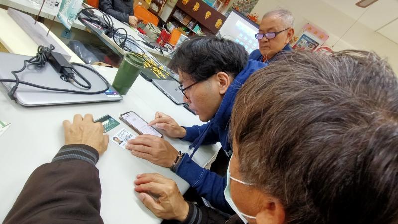 帶領大家下載 Ubike APP，一步步指導註冊與綁定悠遊卡的過程。由於部分學員對手機APP操作不熟悉，講師一一處理講解，確保大家都能順利完成設定。