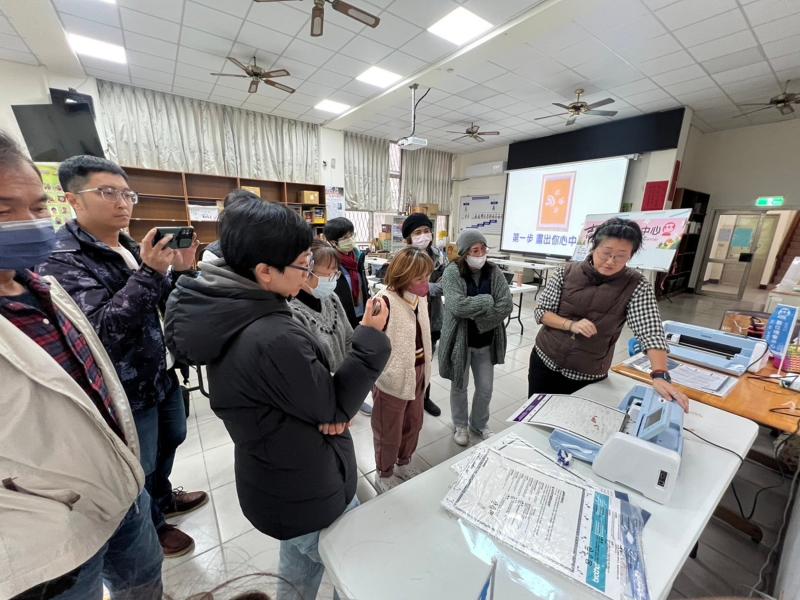 老師在教導如何使用裁藝機，種子講師們都很認真聽課。