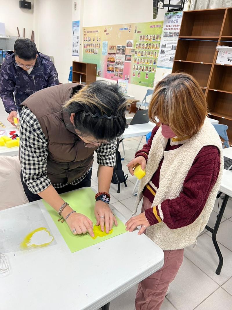 用海綿沾壓克力顏料在雲彩紙上慢慢拍上色做出型染作品。
