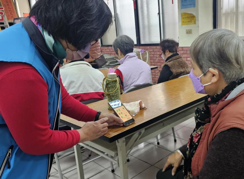 講師教學員檢視自己的手機容量，並清理 APP。