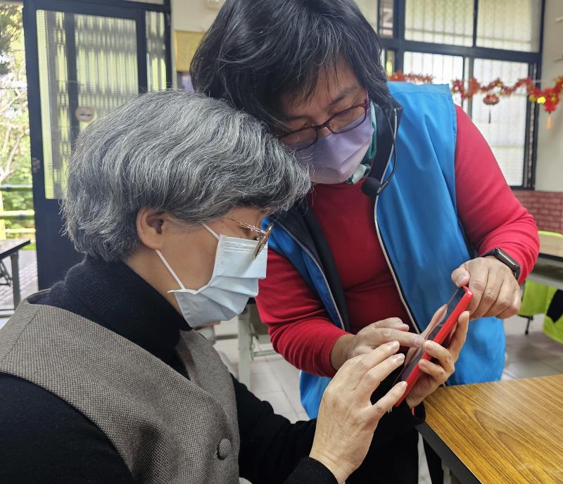 協助學員整理桌面排列。