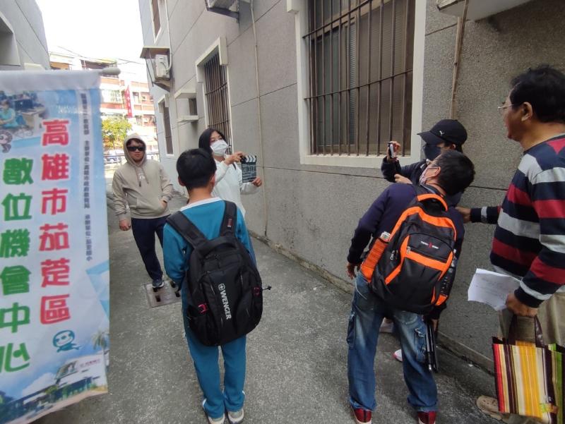 講師帶著學員實際操作及指導錄影技巧