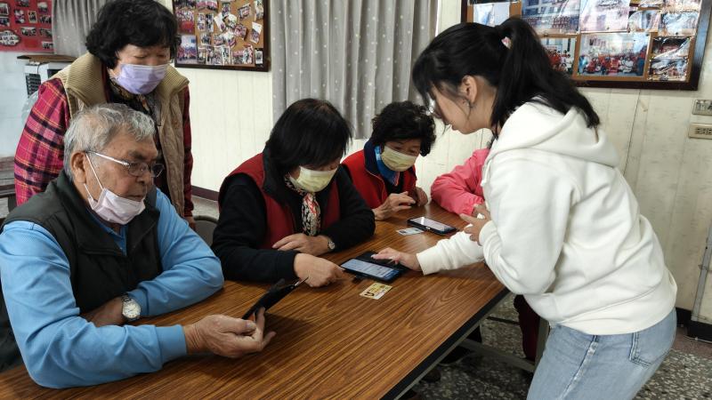 指導長者們線上申請虛擬健保卡