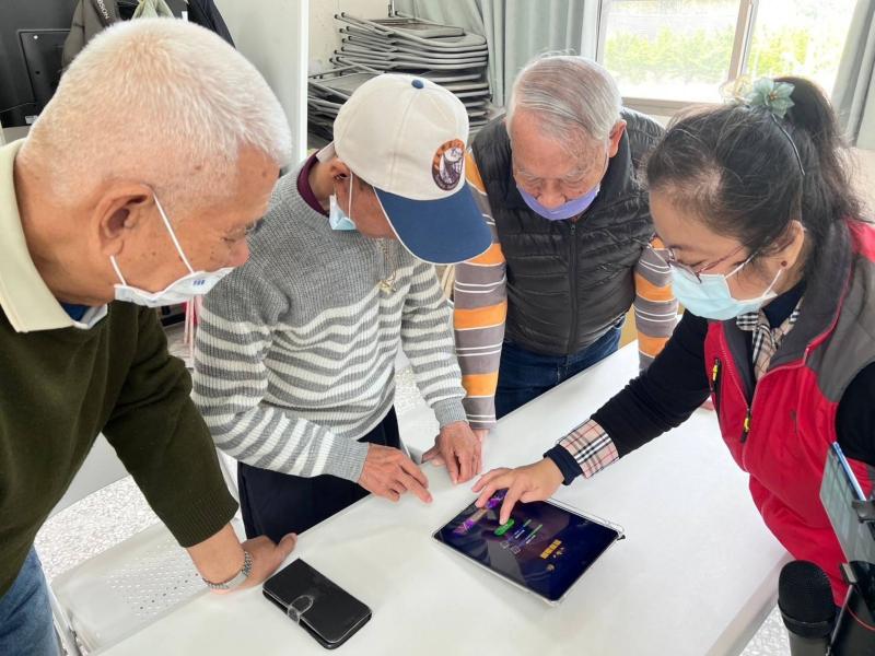 平板電腦在觸控操作上，教導長者如何使用虛擬鍵盤輸入文字。