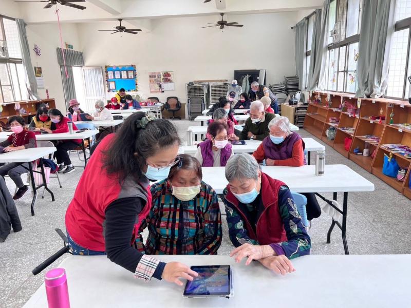 教學長者如何操作介面、下載和安裝應用程式。