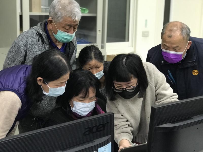 老師指導學員學習