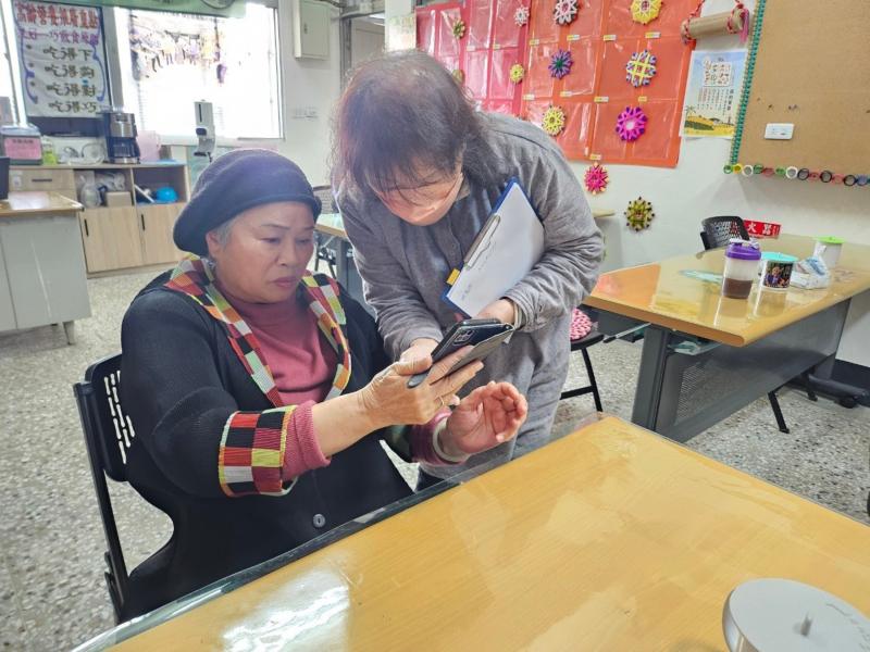 服務員全體出動協助大家從手機裡面抄下來，再一個個的幫忙註冊，指導用手機收件，花了一個半小時才完成啟用手續