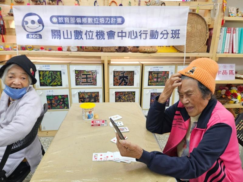 講師把網址的QRcode傳給服務人員，請他們協助放在群組裡面讓大家都可以直接點選酒可以進入學習中心。