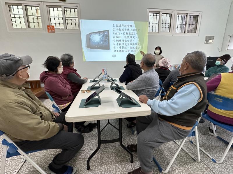 長輩們開始數位學習之旅！ 在課堂上，學員們專注聆聽，學習如何操作平板電腦、連接Wi-Fi，甚至建立個人Email帳號。這不只是學習新技能，更是拓展數位生活的第一步！