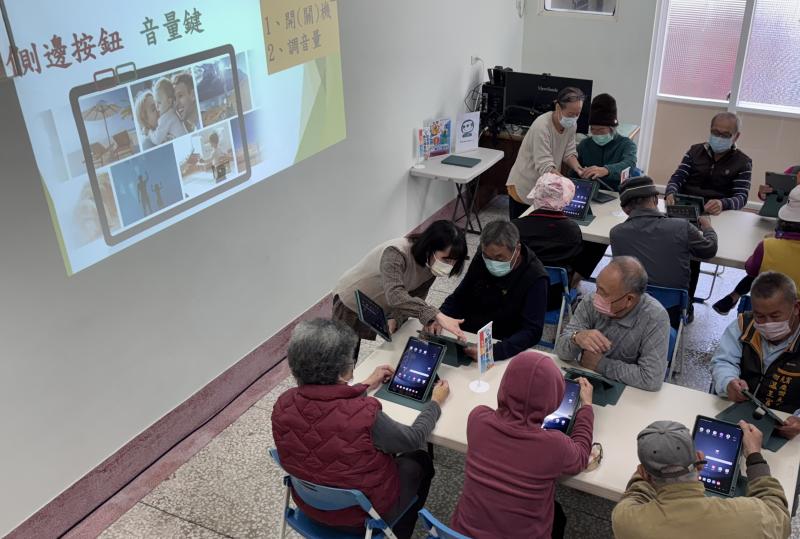 今天的課堂變成了「實戰演練」！老師與志工們耐心指導，讓長輩們親手操作平板，學習開機、調整音量，並熟悉基本功能。看著大家專注學習、互相討論的模樣，真的很感動！