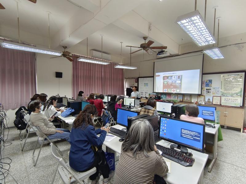 講師分享她旅行時常用的APP