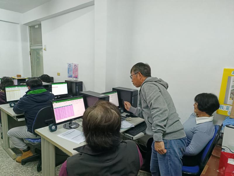 學員將練習檔的數據應用與講師討論，並試作行銷上應用的表格。