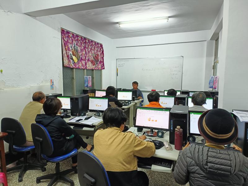 講師說明，如何在Excel圖表與圖形創意運用，提升學員利用軟體處理各類數據需求。