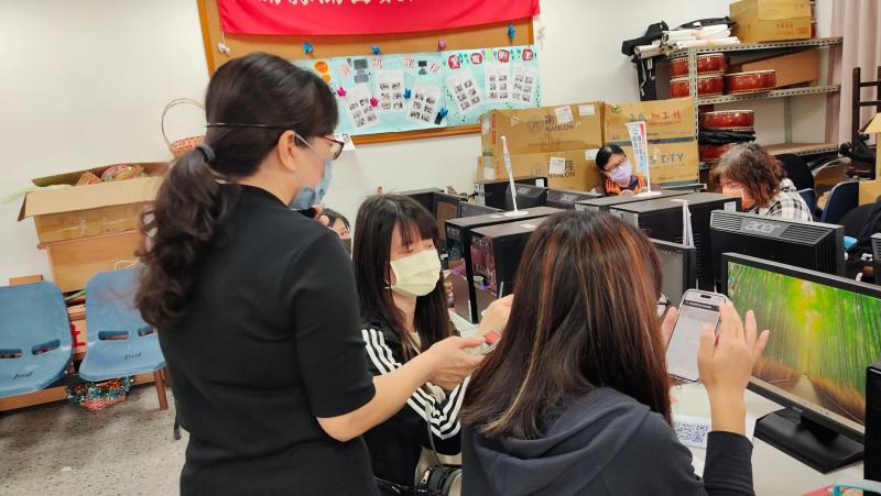 講師:張迎春,介紹行動雲端應用工具