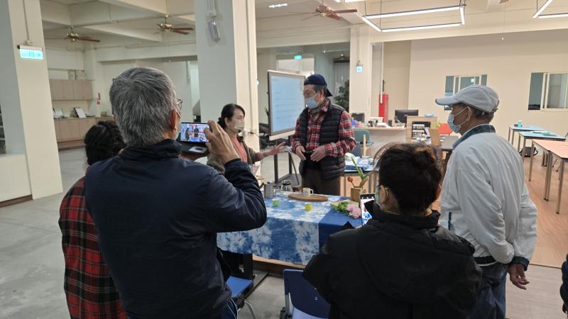 嘗試擺設與講師討論細節