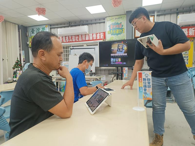 學員自行操作平板