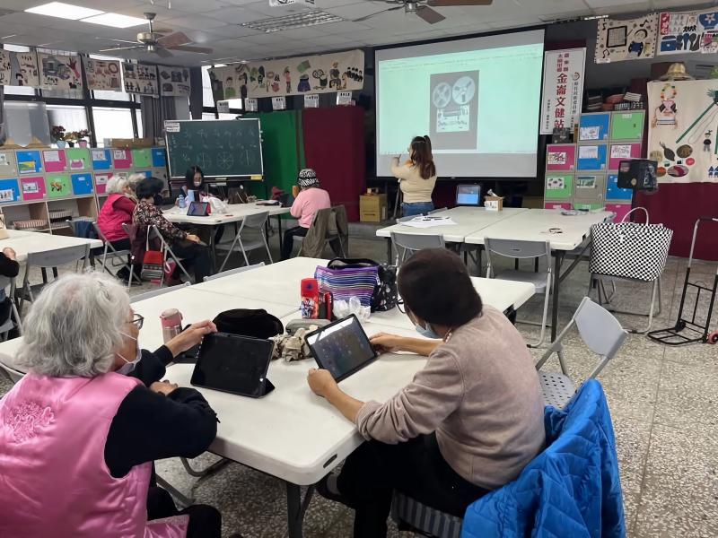 講師透過留聲機、卡帶、磁片等回憶喚起長者對音樂的情感