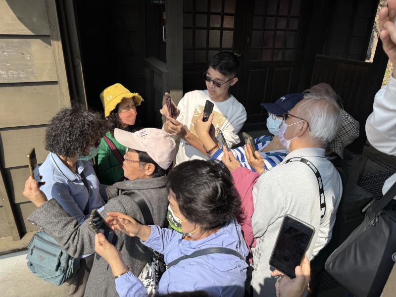 學員跟講師請教問題。