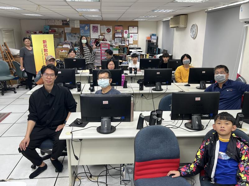 藍老師與學員合影