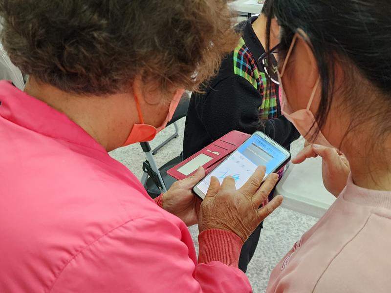 梓瑜老師協助學員實作