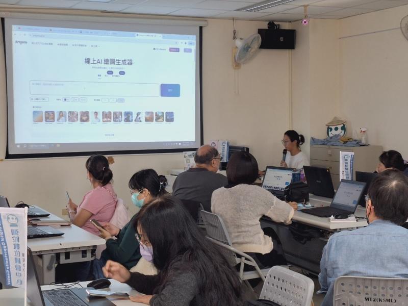 講師介紹線上 AI人工智慧給學員們新知。